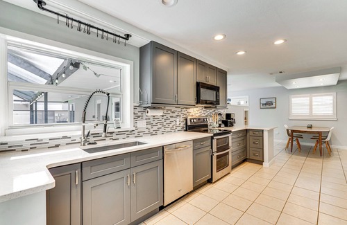 Yacht Club House | Fish On-Site, 2 Mi to Beach: Cape Coral Retreat!