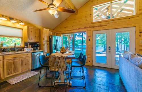 South Toledo Bend House | Fisher's Point Lakefront-South Toledo Bend-Hot Tub Private Beach Sleeps 6 Pets