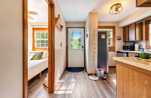 Pierceton Cabin | Fishing · Kayaks · Firepit · Paddleboat