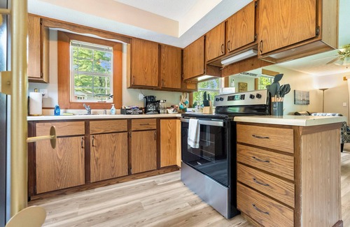 Pierceton Cabin | Fishing · Kayaks · Firepit · Paddleboat