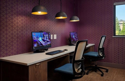 Sherwood - Tualatin North Hotel | Fitness Center, Indoor Pool & Hot Breakfast | Walk to Trails in Sherwood