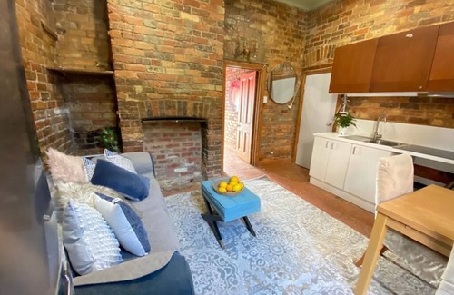 Fitzroy House | *Fitzroy cottage- 3/4brms- 2baths. 2km city*
