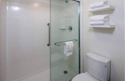 The East Side House | Five minutes from SFO Airport !