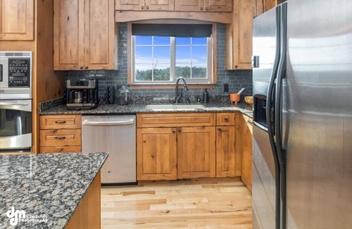 Knik-Fairview House | Fleur de Lis 4bed 3bath & Mountain Views