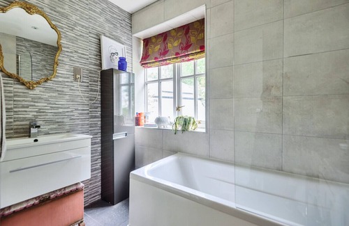 Bushey Bed & Breakfast | FLINT COTTAGE B&B