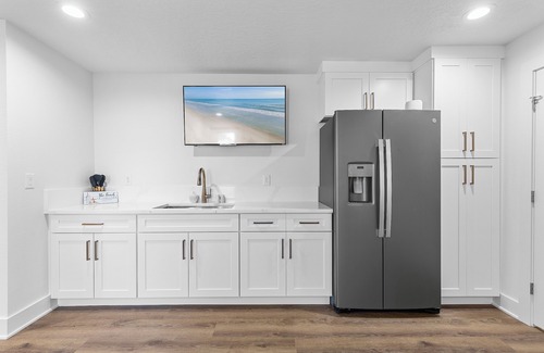 New Smyrna Beach House | 🌊 Flip Flop North Studio | Dog Friendly, 400 Ft to Beach + King Bed