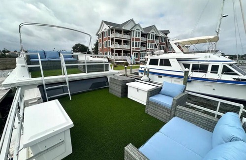 Manteo Boat Rental | Floating In Paradise On The Azul Project