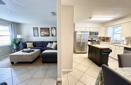 Mount Dora House | Floridian 4 bedroom home, sleeps 7, walk to downtown