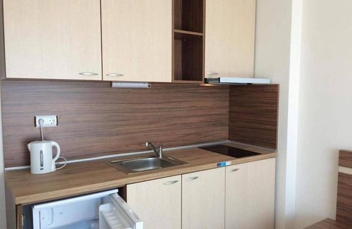 Sunny Beach House | Flower Street Provides Accommodations With Free Wifi, air Conditioning