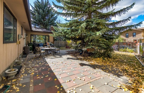 Southwest Calgary House | For Art Lovers, Families, and People wanting 4X value over a hotel. (BL257011)