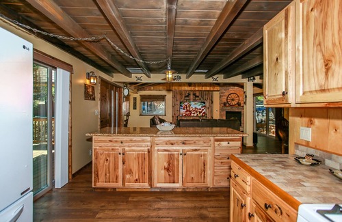 Big Bear Lake Cabin | Forest Angel: Close to Snow Summit, Hiking Trails, & Village! WiFi! Gas BBQ!