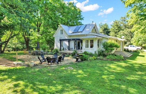 Saint Andrews House | Forest Retreat: Poolside Bliss Close to Campus