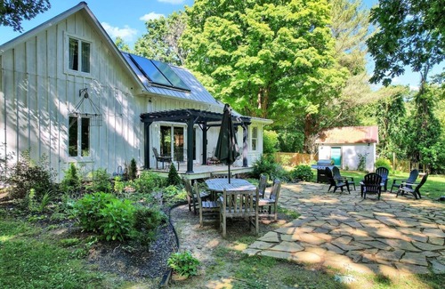 Saint Andrews House | Forest Retreat: Poolside Bliss Close to Campus