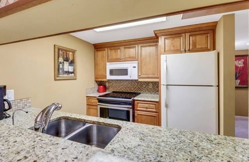Edgewood Condo | Fort Myers River District Condo Close to Shopping, Dining & Nightlife! Heated Pool & Free Parking!