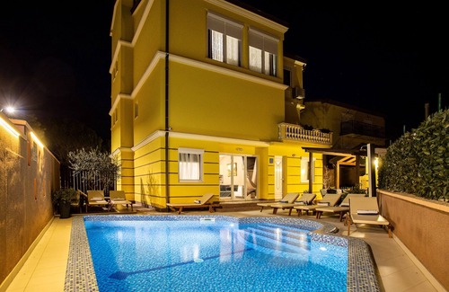 Vintijan Apartment | Four-bedroom apartment with balcony and sea view Pula (A-14924-a)