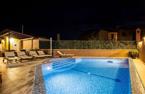 Vintijan Apartment | Four-bedroom apartment with balcony and sea view Pula (A-14924-a)