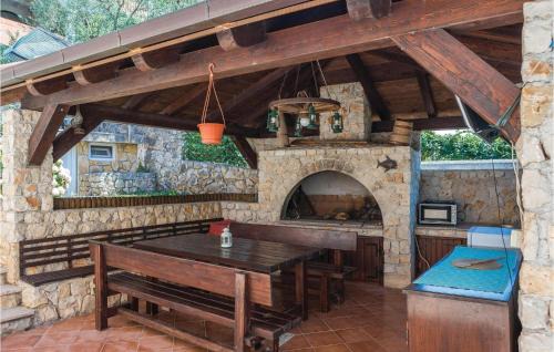 Businci House | Four-Bedroom Holiday Home In Okrug Gornji
