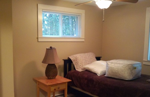 West Bridgton Cottage | Four Season Moose Pond Cottage. Skiing, Hiking, Beach, Tennis Courts And Pool!