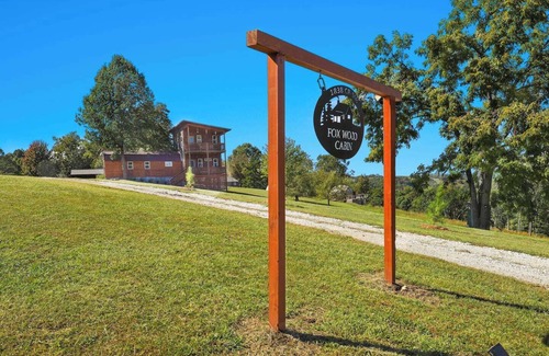 Eureka Springs Cabin | Fox Wood Cabin with Hot Tub family-friendly 50 acres, hot tub, three decks, only 15 min to downtown Eureka!