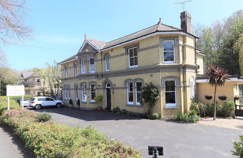 Shanklin House | Foxhills - a house that sleeps 16 guests in 8 bedrooms