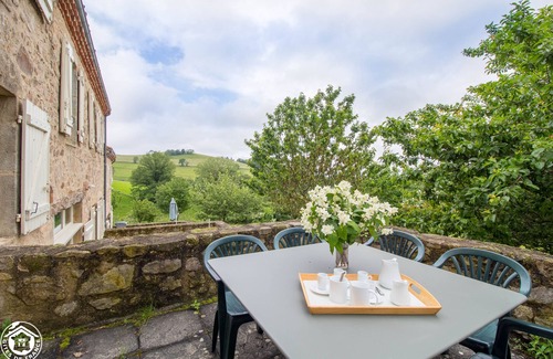Saint-Quentin-sur-Sauxillanges House | Gîte Lilotte Restauré en Préservant son Caractère Rustique