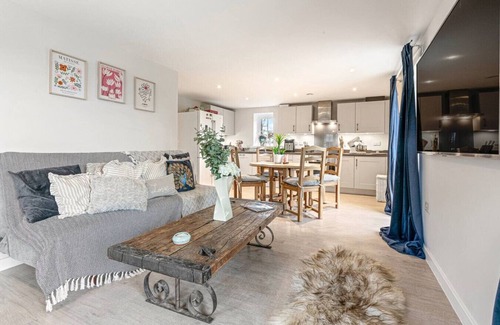 North Moreton Apartment | Franklin Apartment - 2 Bed apartment with balcony
