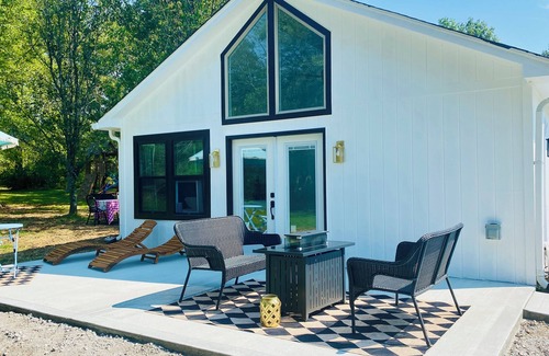 Franklin Cottage | Franklin Wellness Retreat · Cathedral Windows, Patio, Spa Soaking Tub & Fire Pit