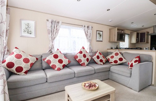 Hopton Cottage | FREDDY'S LODGE, FOXBURROW HANG, family friendly, with pool in Fritton