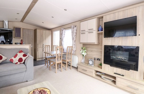 Hopton Cottage | FREDDY'S LODGE, FOXBURROW HANG, family friendly, with pool in Fritton