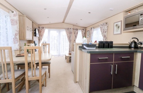 Hopton Cottage | FREDDY'S LODGE, FOXBURROW HANG, family friendly, with pool in Fritton
