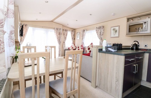 Hopton Cottage | FREDDY'S LODGE, FOXBURROW HANG, family friendly, with pool in Fritton