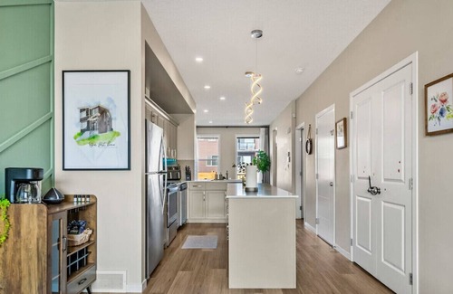 Calgary House | Free Banff Access » AC » King Bed » Sleep 6