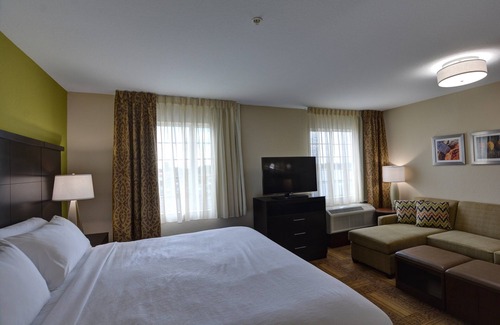 Lakeland Apartment | Free Breakfast. Outdoor Pool. King Studio Only 15 Min to Downtown!