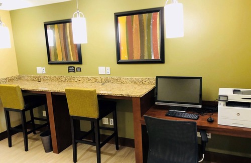 Lakeland Apartment | Free Breakfast. Outdoor Pool. King Studio Only 15 Min to Downtown!