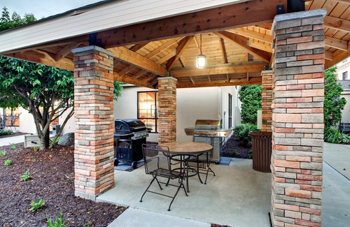 Madison Condo | Free Breakfast Pool & Hot Tub. Near UW-Madison