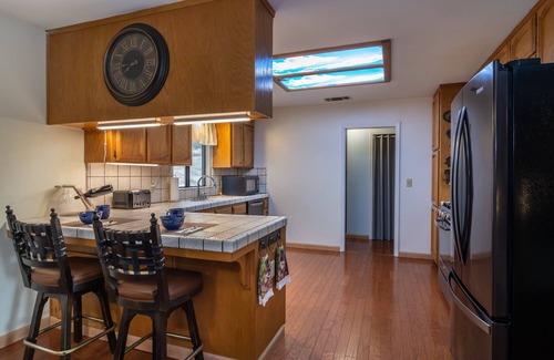 Mariposa House | FREE EV chargernVisit Yosemite stay at Valley Oak Vacations.