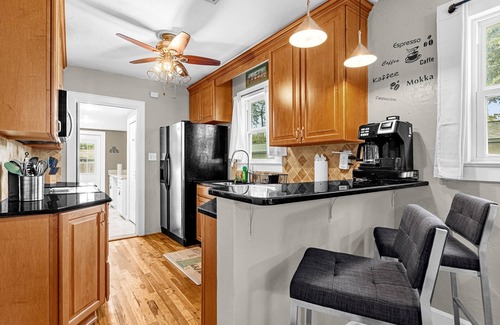 Wadeview Park House | Free Laundry & Parking Near Downtown & Disney