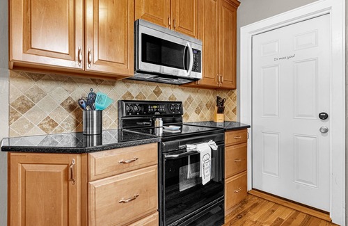 Wadeview Park House | Free Laundry & Parking Near Downtown & Disney