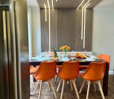 Bedford House | Free Parking 11 Guests Family&Contractors Bedford
