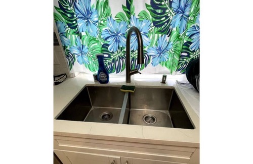 Kalihi Valley Apartment | fREE Parking! 2 rooms with Aloha