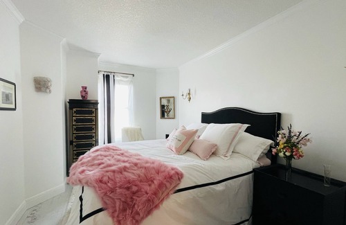 Telegraph Hill Apartment | French Style /Bay View Penthouse, Security, Gym, Parking