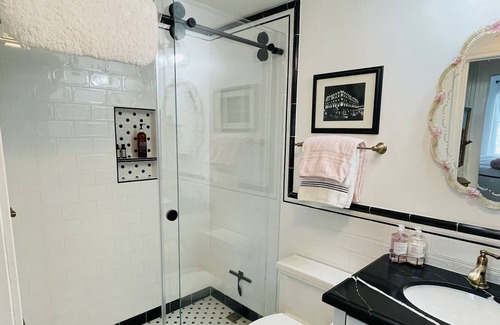 Telegraph Hill Apartment | French Style /Bay View Penthouse, Security, Gym, Parking
