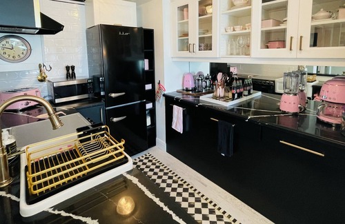 Telegraph Hill Apartment | French Style /Bay View Penthouse, Security, Gym, Parking