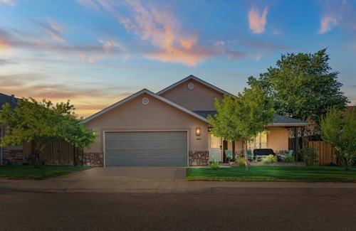 Moab South Valley House | Fresh, luxurious 4-BR home! Pool, hot tub & fenced yard with BBQ