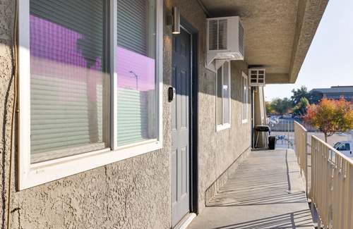 Raisin Apartment | Fresno Apartment w/ Shared Grill & Dining Area