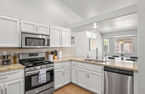 Sierra Sky Park House | Fresno Home - Pool - 4:2 - Near Fig Garden Loop!