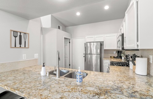 Sierra Sky Park House | Fresno Home - Pool - 4:2 - Near Fig Garden Loop!