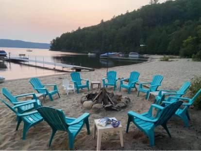 Cheneville Ski Chalet | Front LAKE Simon HOT TUB 6br 17p BEACH private