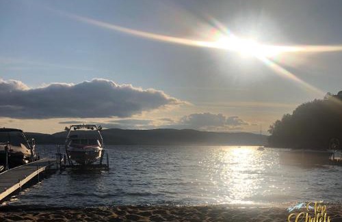 Cheneville Ski Chalet | Front LAKE Simon HOT TUB 6br 17p BEACH private