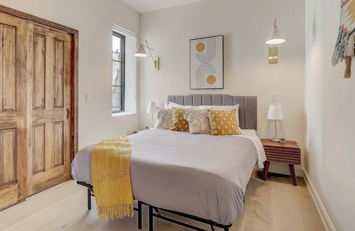 Society Hill Apartment | Frontdesk | 1 BR Apt on South St by Magic Gardens